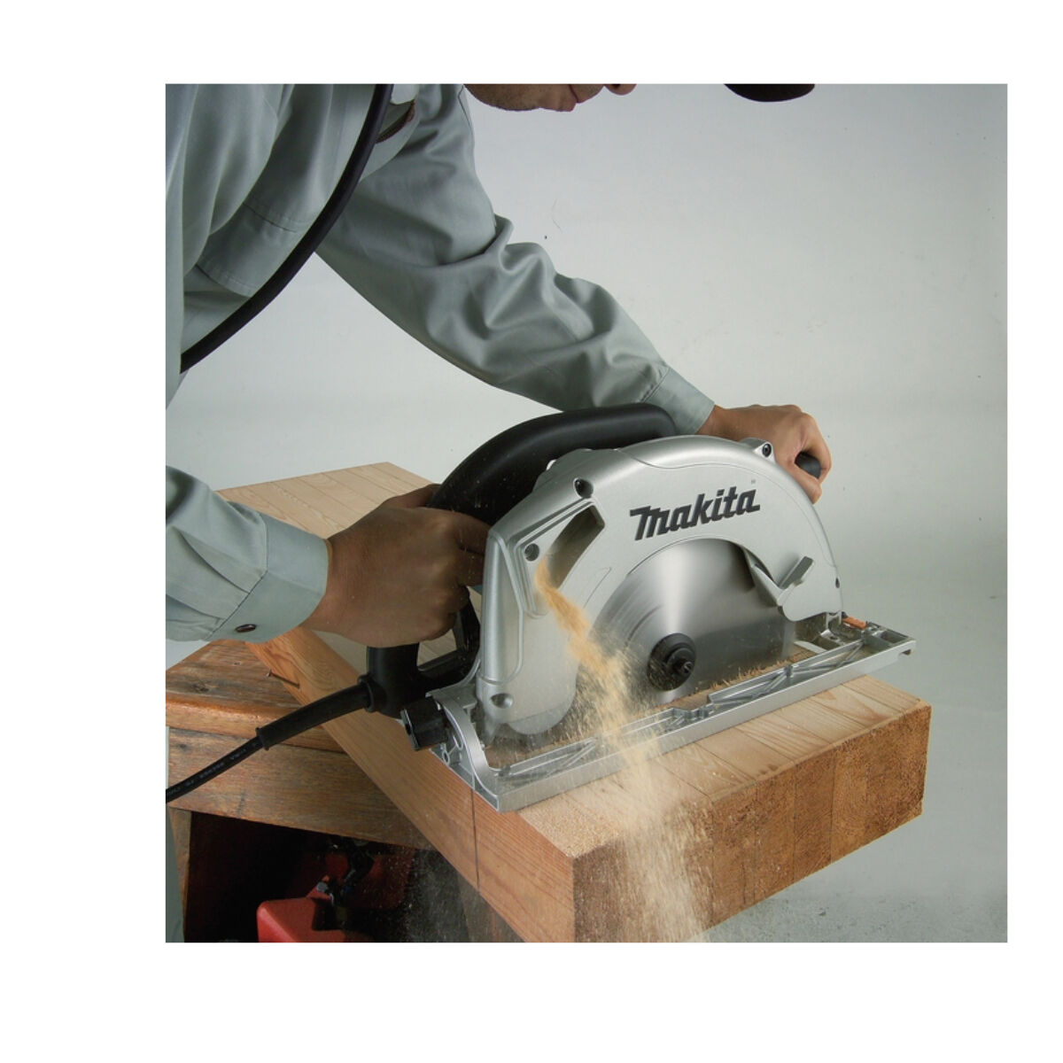 Makita Handkreissäge 2.100 W • 3.800 U/min • 270 mm