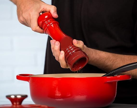 Le Creuset 8-Zoll-Pfeffermühle Kirschrot